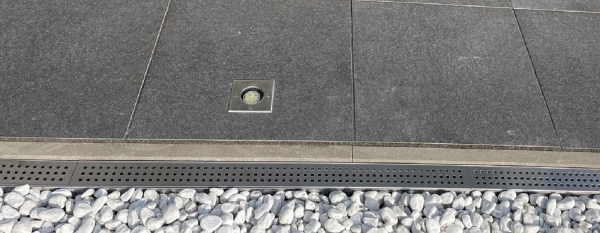 Entwässerungsrinnen Edelstahl superflach Rost Quadratlochung SET Typ 3, System 35/80